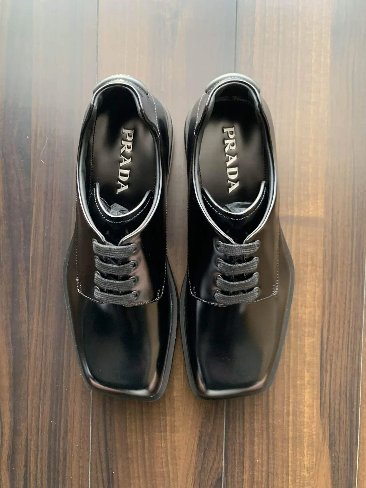 76.PRADA SUMMER24① ブラッシュドレザー ダービーシューズ｜羽生健太郎