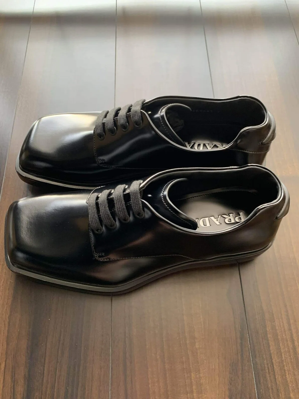 76.PRADA SUMMER24① ブラッシュドレザー ダービーシューズ｜羽生健太郎