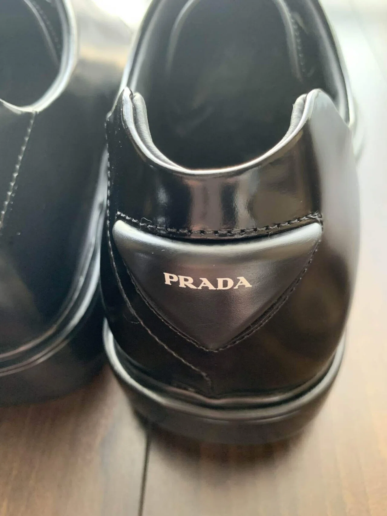 76.PRADA SUMMER24① ブラッシュドレザー ダービーシューズ｜羽生健太郎