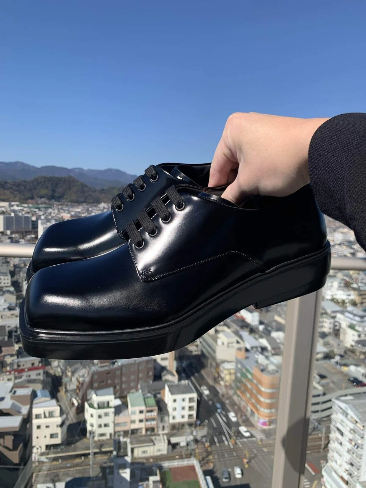 76.PRADA SUMMER24① ブラッシュドレザー ダービーシューズ｜羽生健太郎