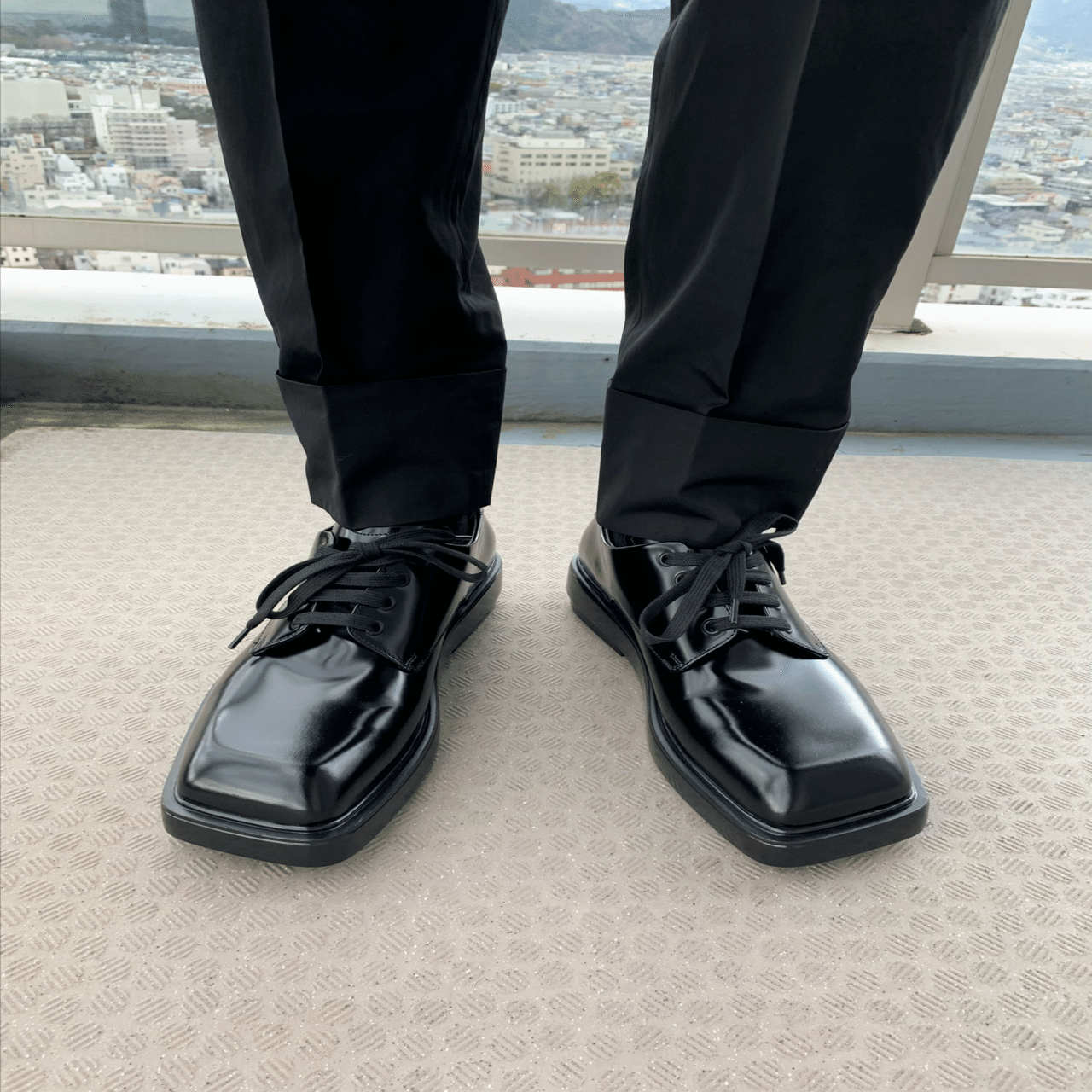 76.PRADA SUMMER24① ブラッシュドレザー ダービーシューズ｜羽生健太郎