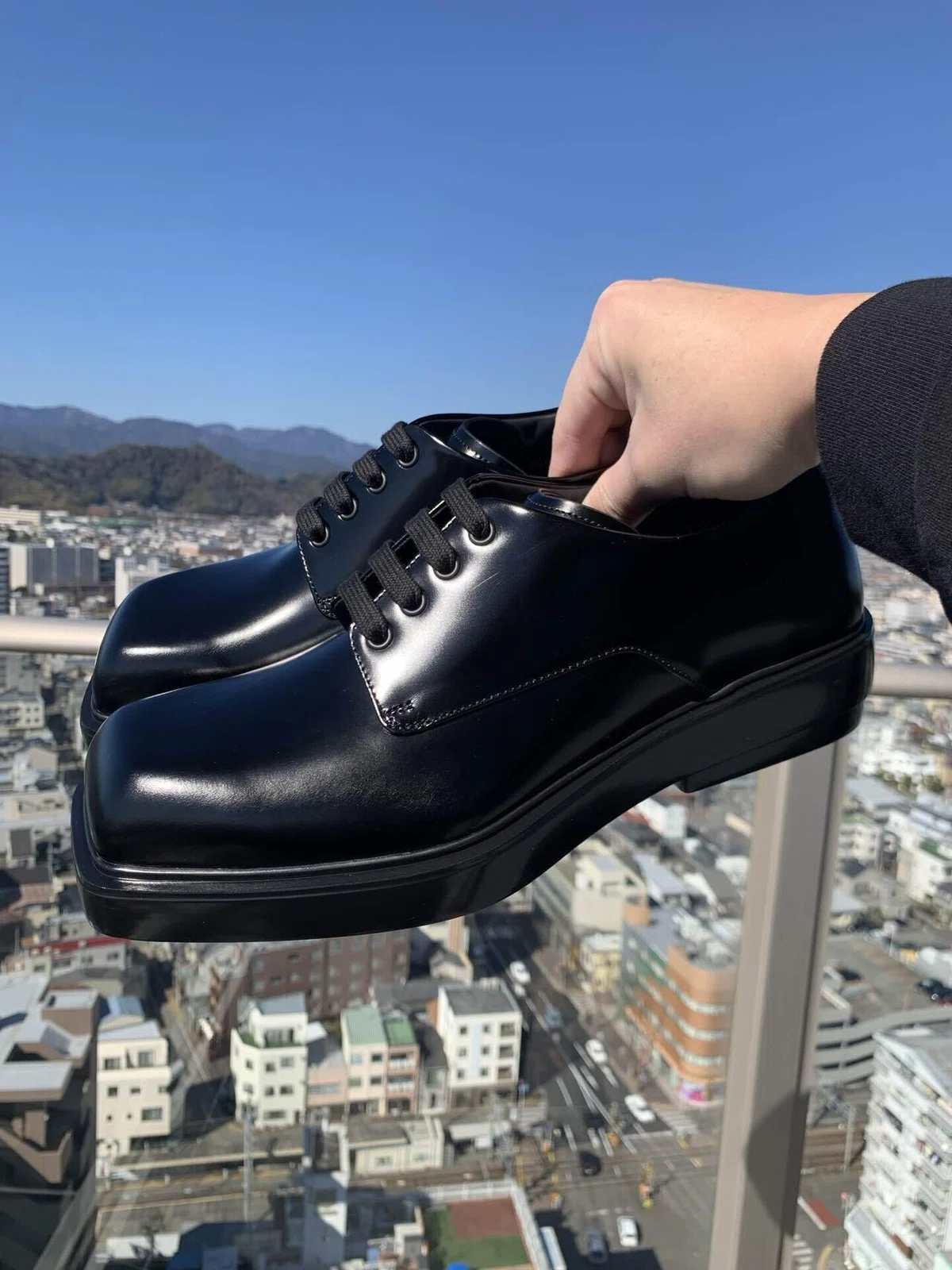 76.PRADA SUMMER24① ブラッシュドレザー ダービーシューズ｜羽生健太郎