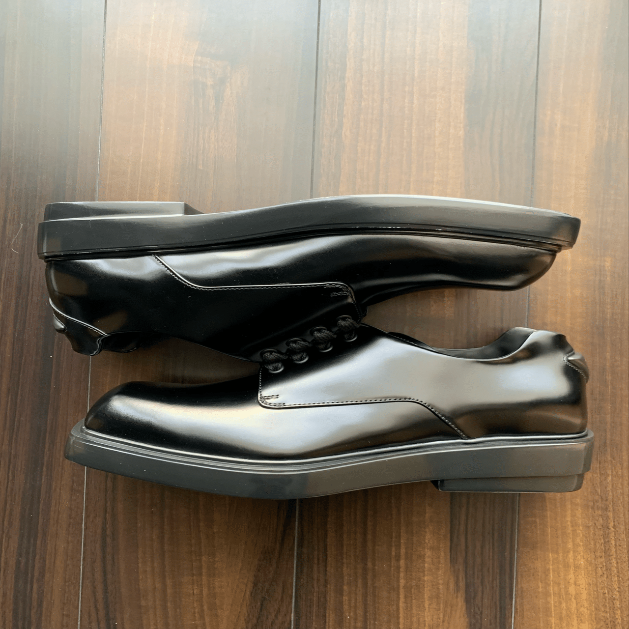 76.PRADA SUMMER24① ブラッシュドレザー ダービーシューズ｜羽生健太郎