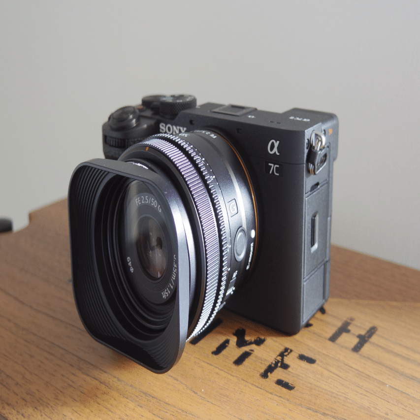 愛着を深めるスクエアレンズフードとハンドストラップ｜おはな