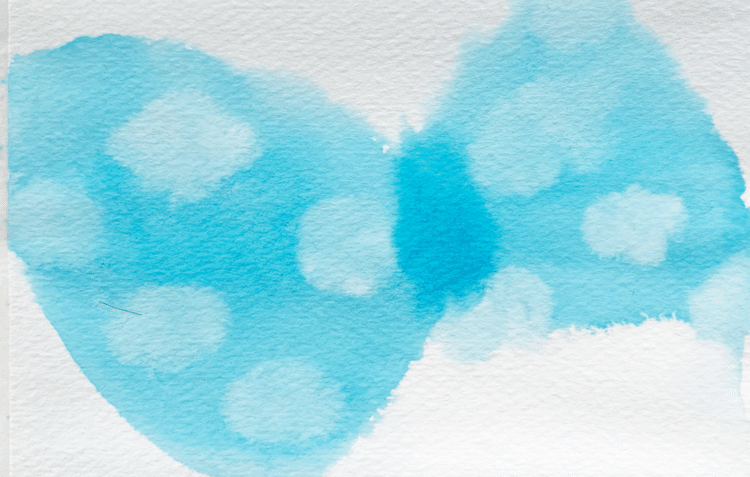 水色の洗濯ネットが白いお布団の上に置いてあって、一瞬リボンのように見えました。これだ！と思って、そのイメージを描きました。ぽこぽこぽこぽこ。座ったら気持ちよさそうなリボンになりました^ ^画題『ぽこぽこ雲と空色のリボン』