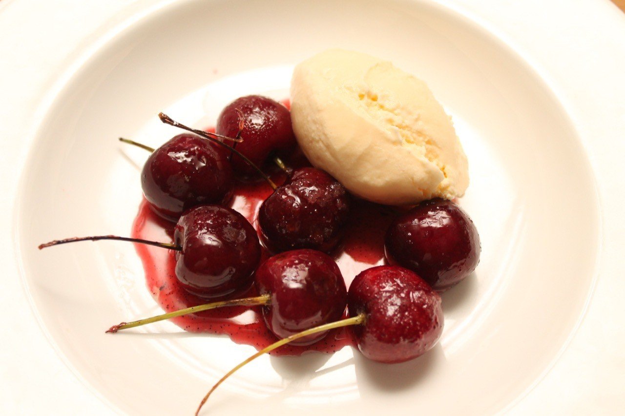 アメリカンチェリーのカラメリゼ バニラアイス添え 樋口直哉 Travelingfoodlab Note