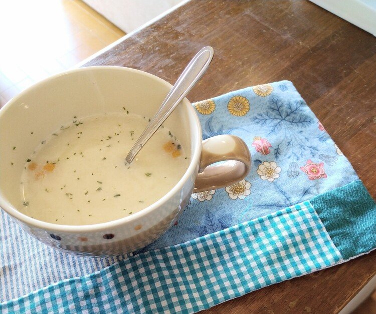 先日91歳のご主人がいらっしゃる陶器屋さんで買ったカップにスープを入れてみました。