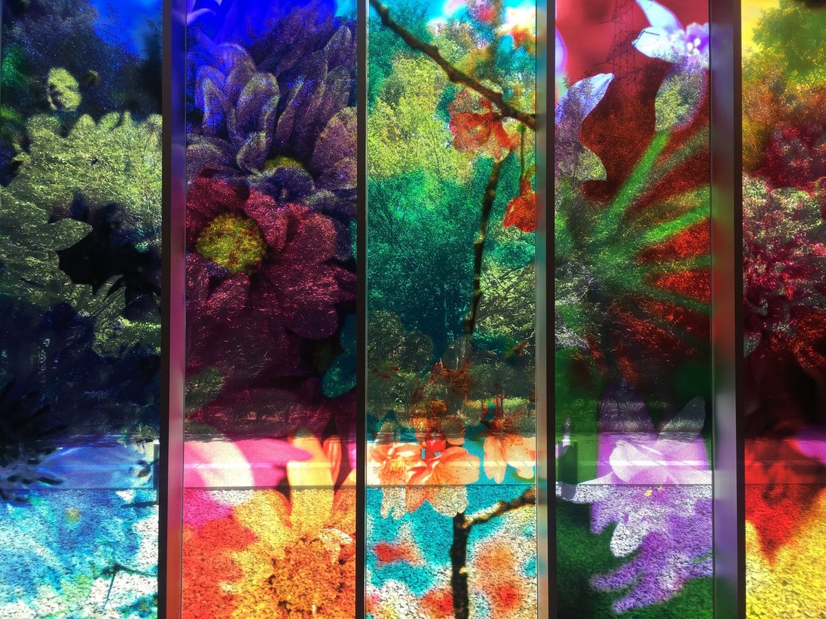 蜷川実花・蜷川宏子 二人展：写真とキルトが生み出す極彩飾の