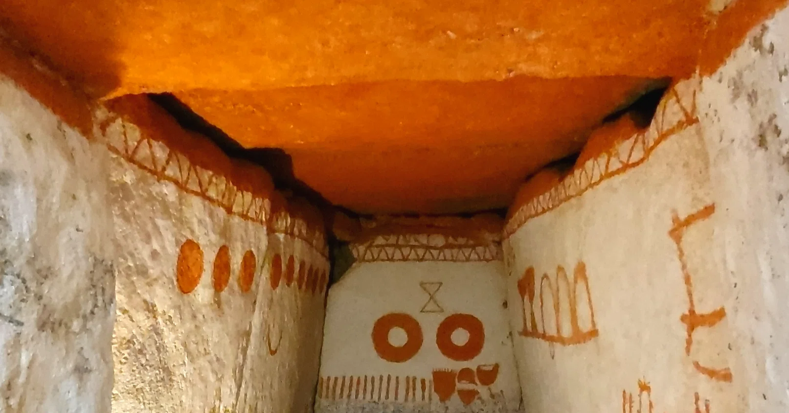 鮮やかなベンガラ色の○△『虎塚古墳』｜茨城県ひたちなか市｜のんてり