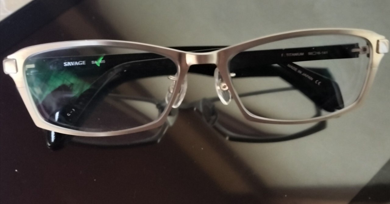 遠近両用メガネとチタニウムフレームの調和｜かずしぃ