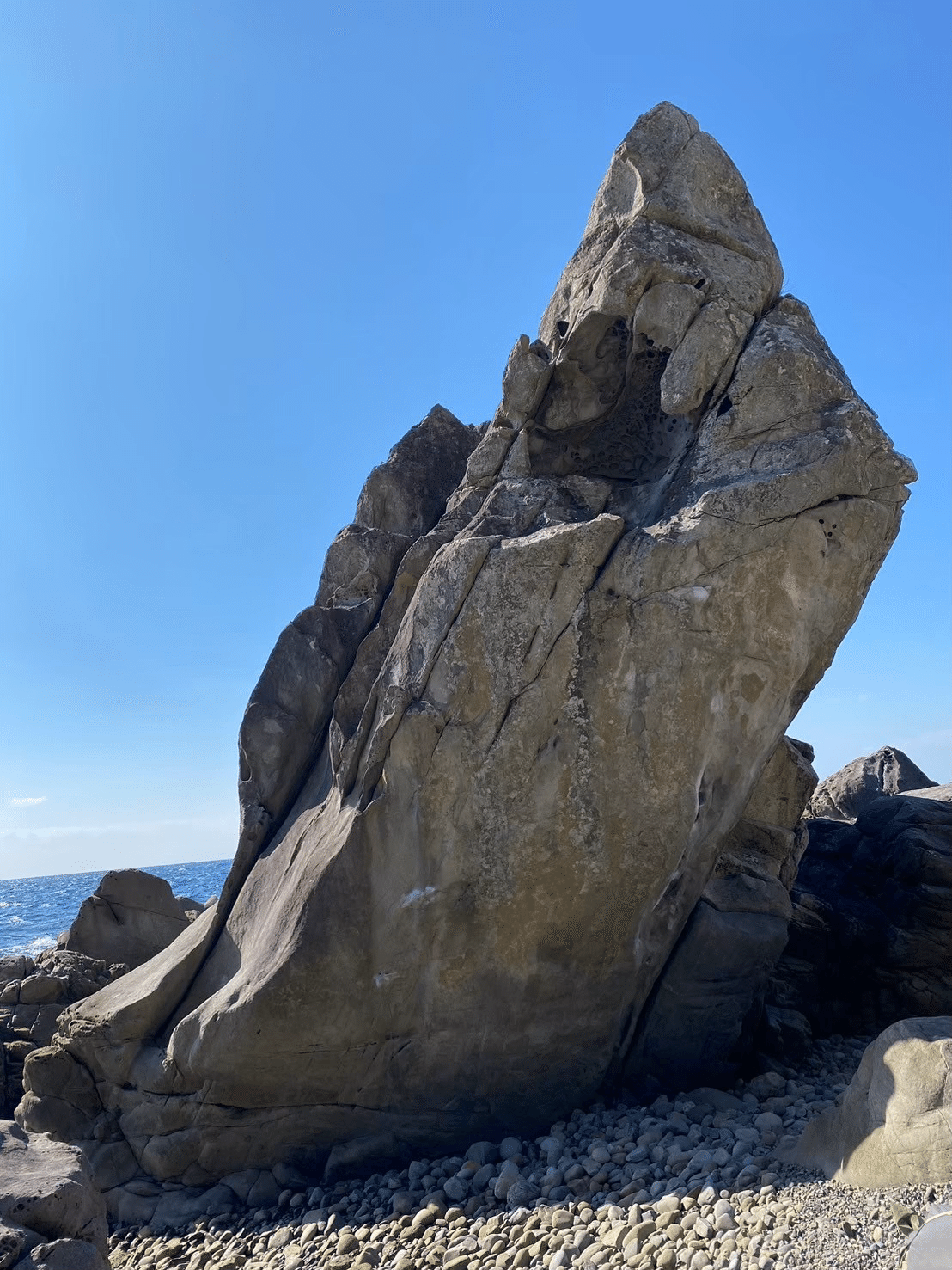 世界を見てしまった、岩を通じて｜たなかです