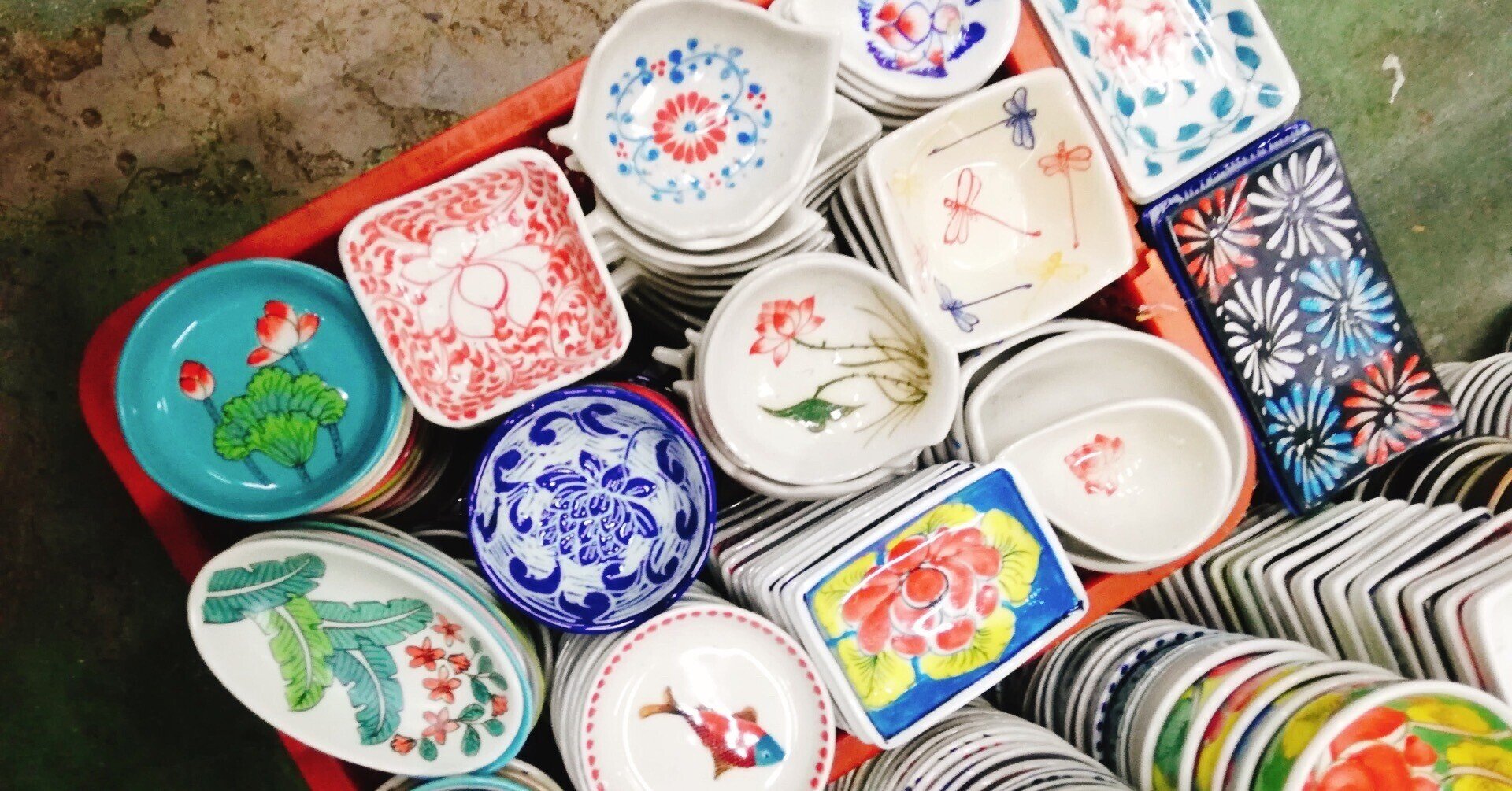 新品 ベトナムのバッチャン焼き 蓮柄小鉢