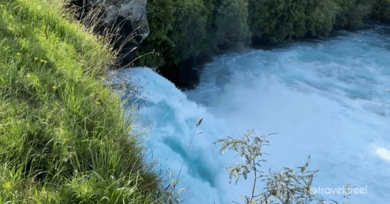 【1コマ海外旅行】#46 色も水量も規格外なNZのフカ滝