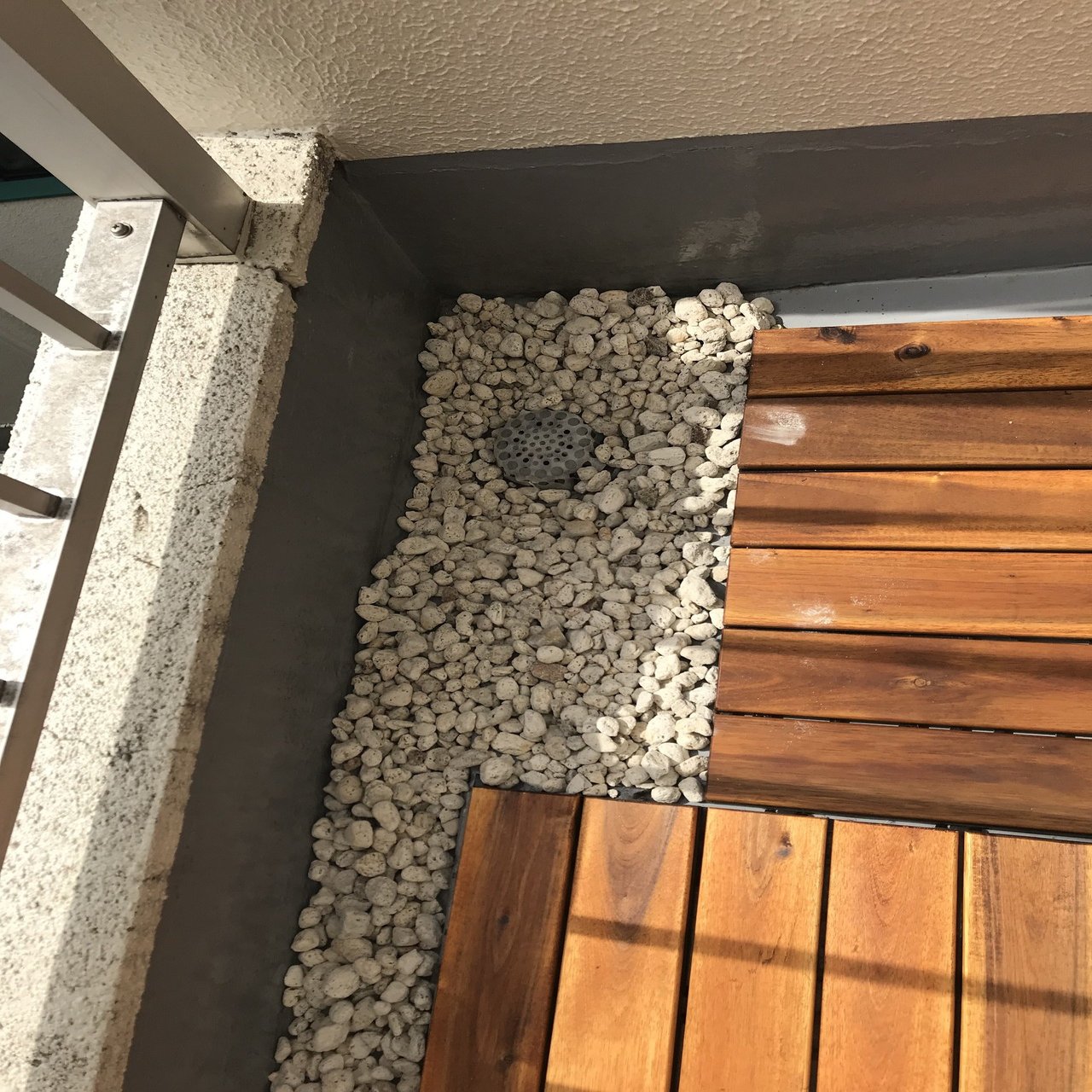 ベランダにウッドパネルを敷いて パラソルを立てるよ 早 Saki 海外みたいにセンスのある部屋のつくり方 8月発売 Note
