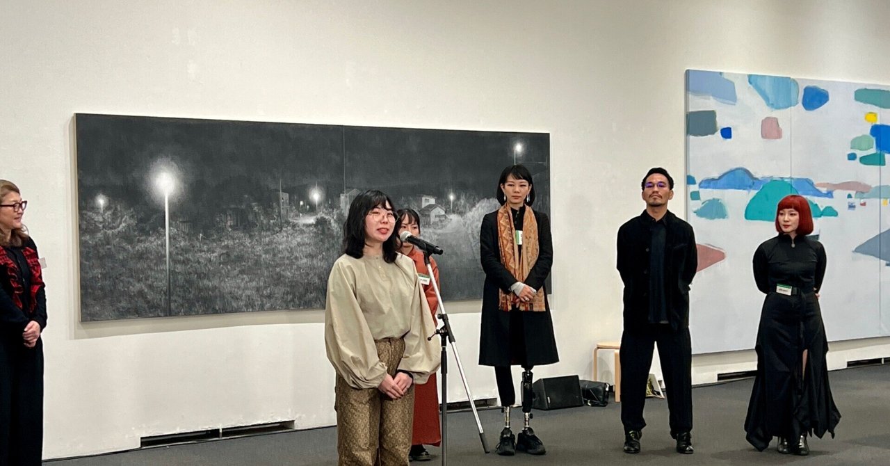 秋田で踊る画家の「日常」を描いた木炭画がVOCA賞＠上野の森美術館