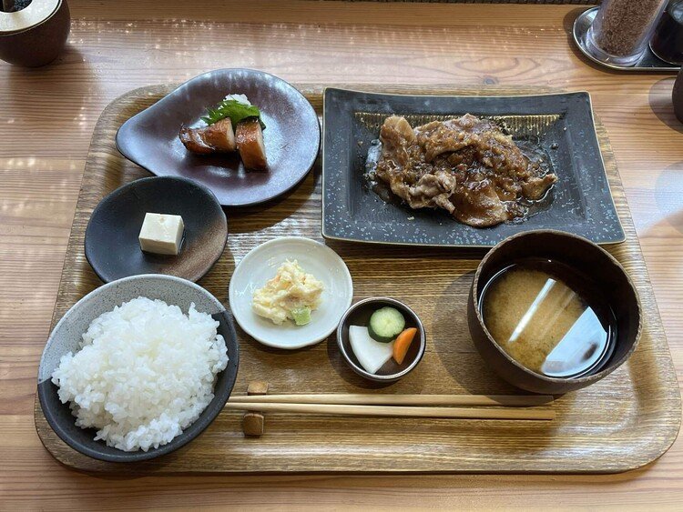 今日のお昼は三川町のほおずきの豚の生姜焼き定食と銀ダラみりんのハーフサイズ。美味かった。😋