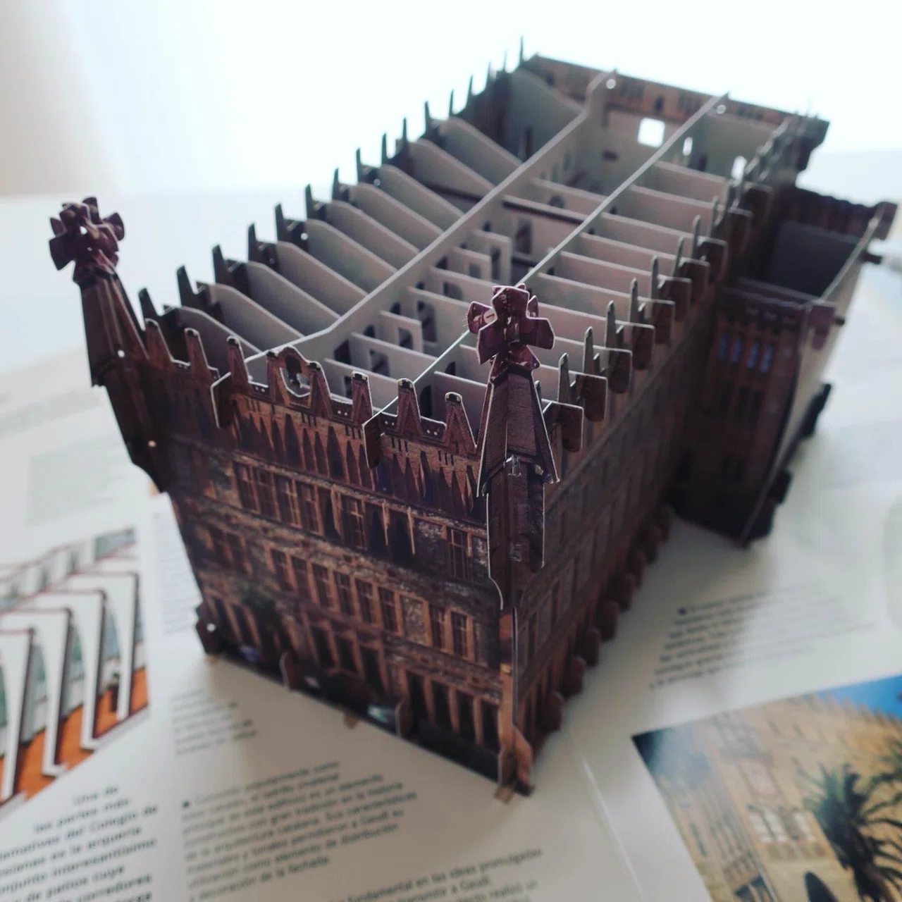 ガウディの建築 Pop-up book｜ロムド書店の書架