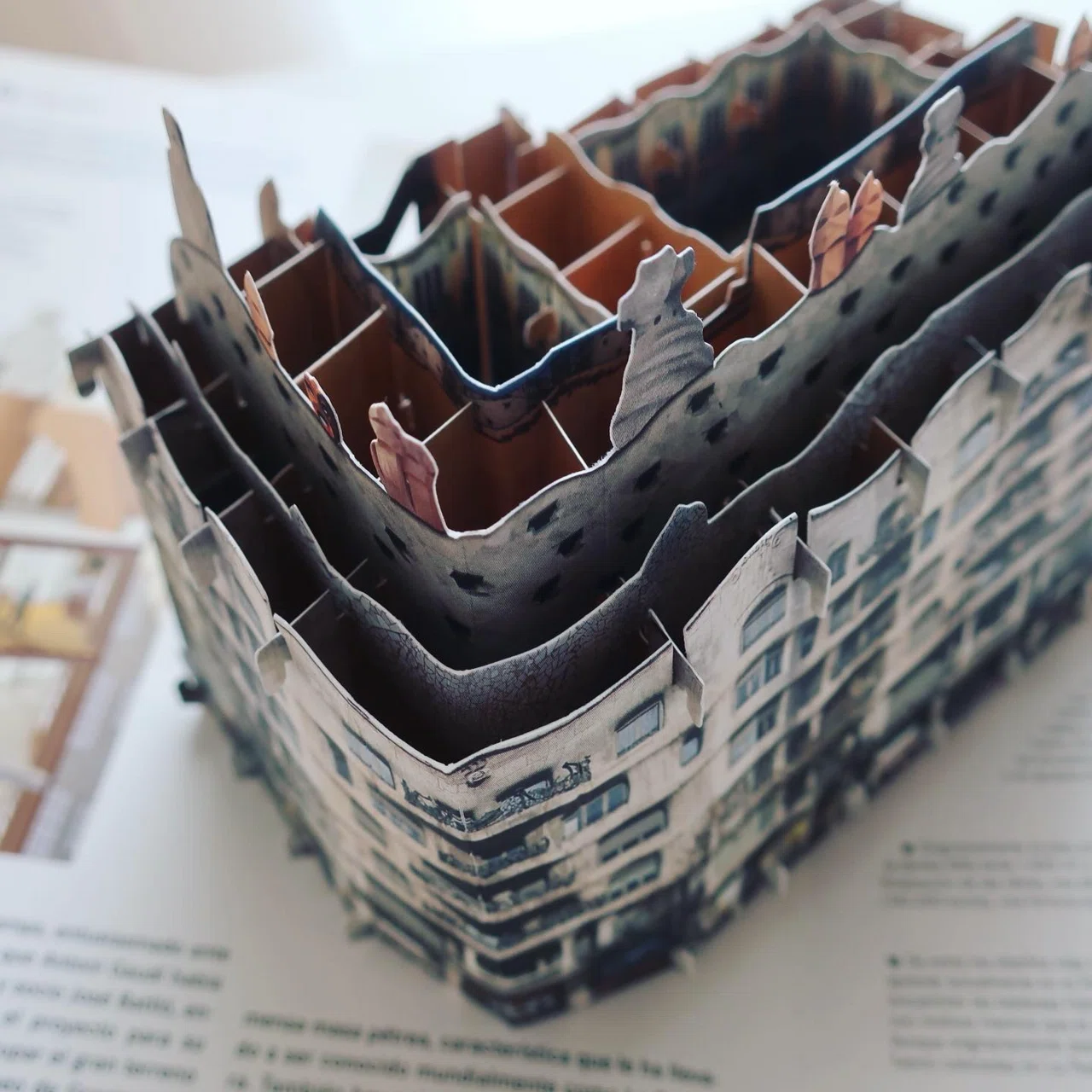 ガウディの建築 Pop-up book｜ロムド書店の書架