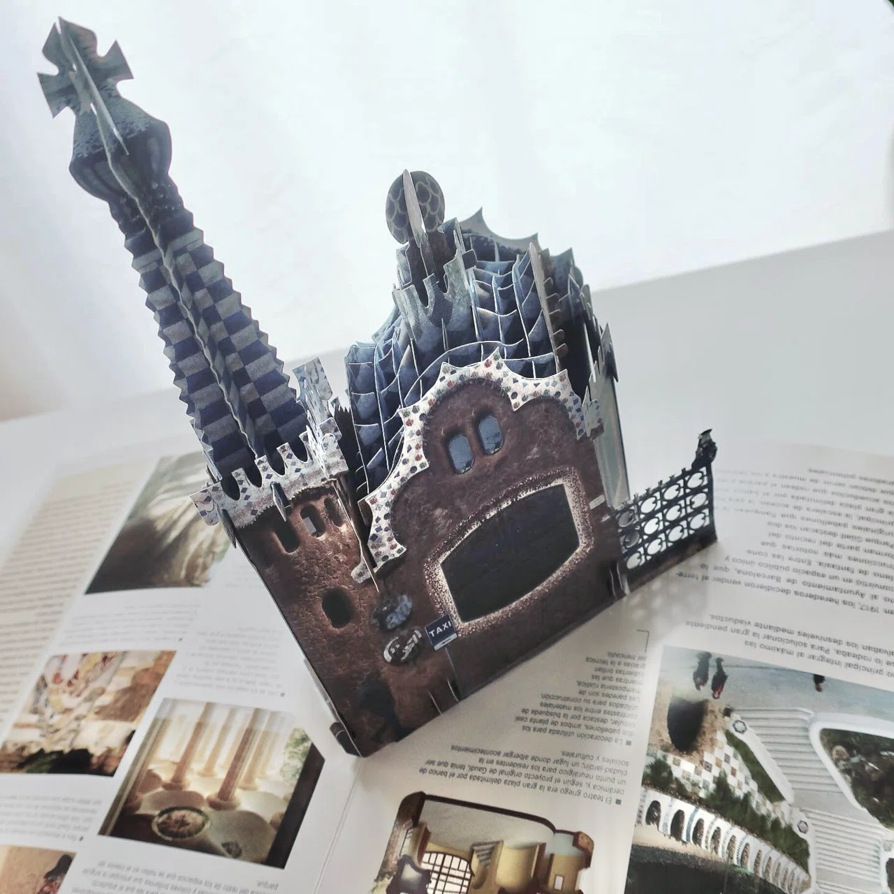 ガウディの建築 Pop-up book｜ロムド書店の書架