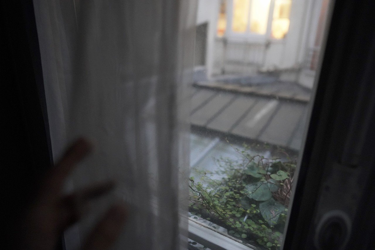 向かいのアパルトマンから漏れる光にほっとする 野アンジュ パリの写真と 深呼吸 Note 向かいのアパルトマンから漏れる光にほっとする 野アンジュ パリの写真と 深呼吸 Note
