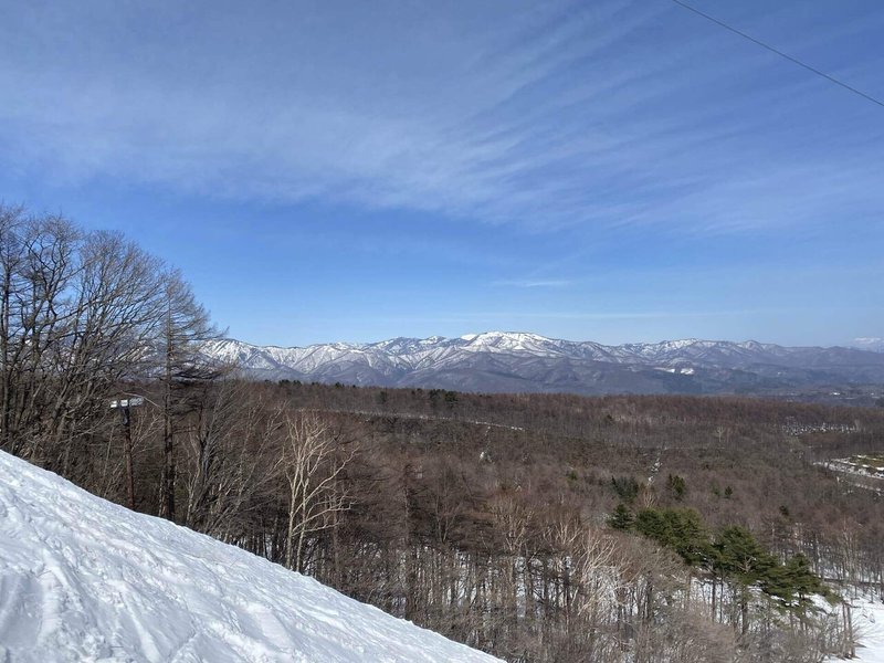 スキー場の斜面と遠方の山の写真