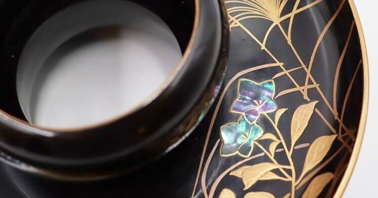 戦前骨董　明治・大正　木製漆器椀　蝶飛翔図蒔絵螺鈿細工裏万両　外朱・内黒　懐石等 戦前骨董 明治・大正 木製漆器椀 蝶飛翔図蒔絵螺鈿細工裏万両