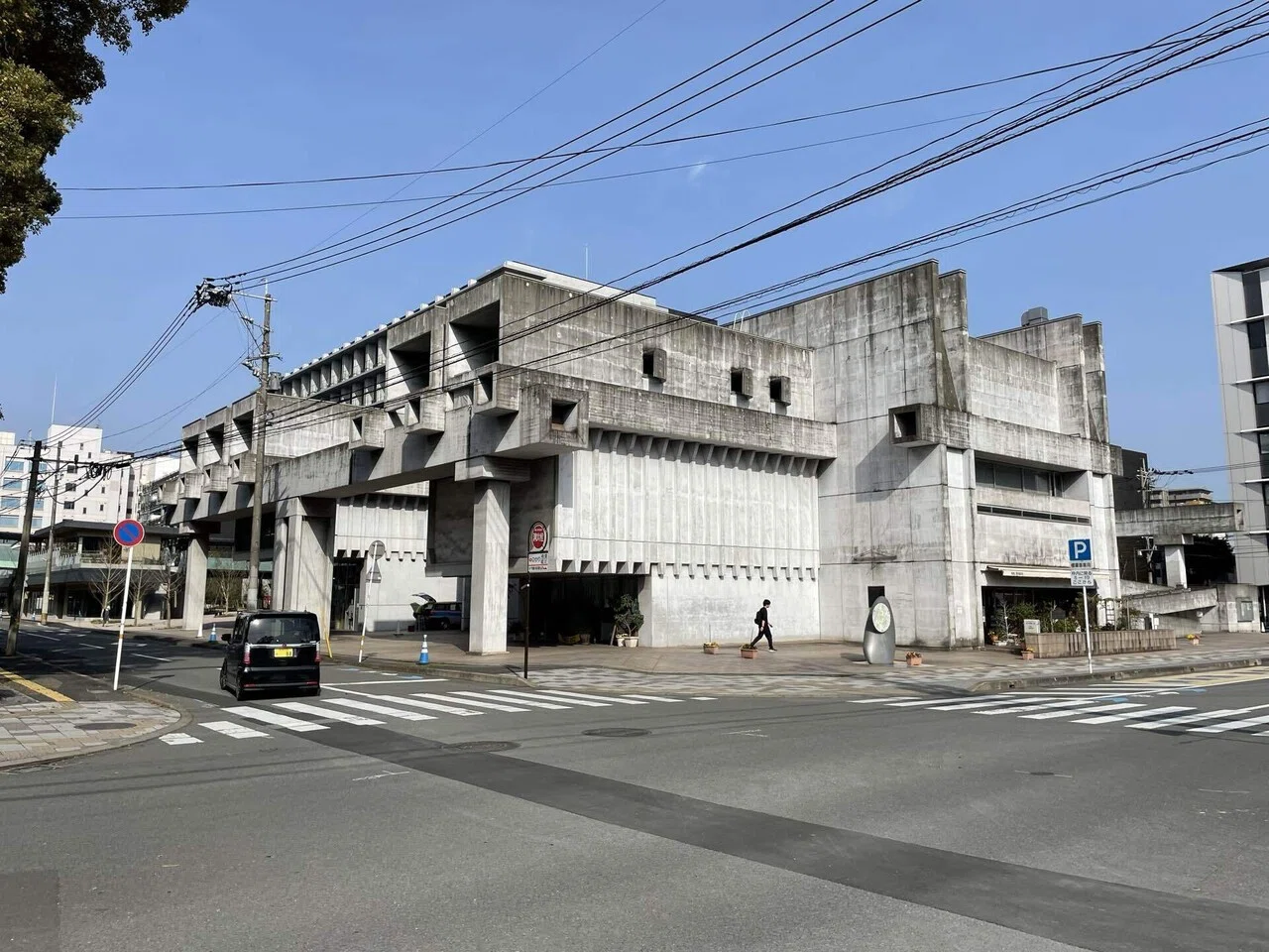 巨匠磯崎新が故郷大分市に設計した名建築「アートプラザ」｜ma1081