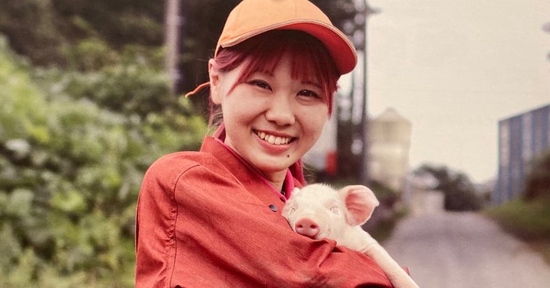 「養豚界」2024年4月カレンダーは、紅い天使「ハイランド農場」の神崎風香さんと、安心して抱っこの子豚🐷くん