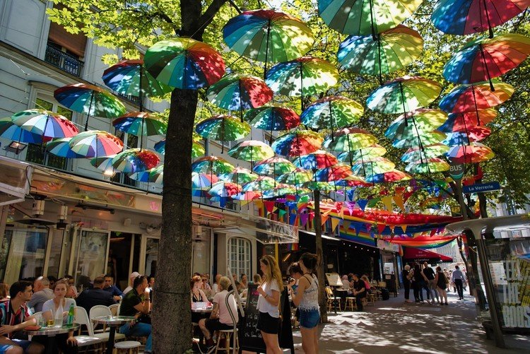 マレ地区に虹色の傘が咲き連なって。