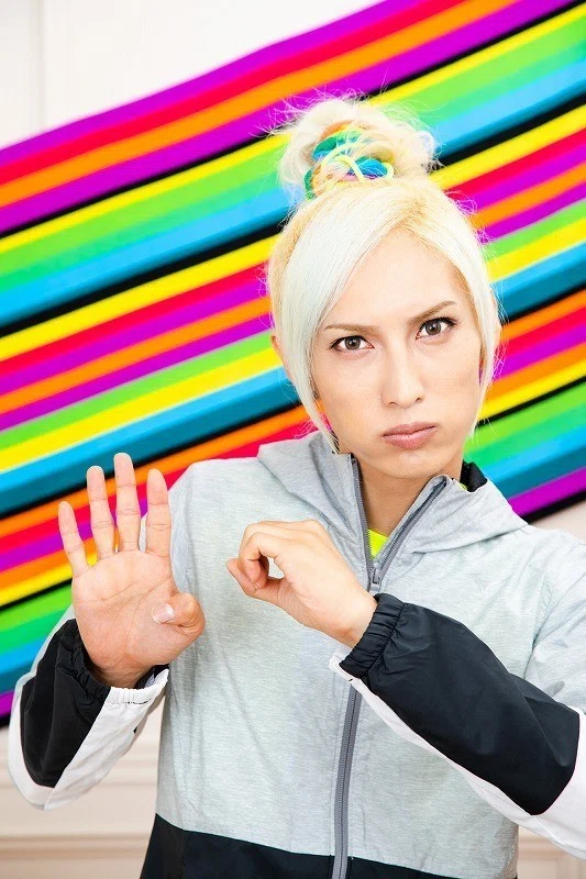 ゆら様 奇跡の40歳」と噂のYURAサマ、初のソロアルバム『Colorful Life♪』の