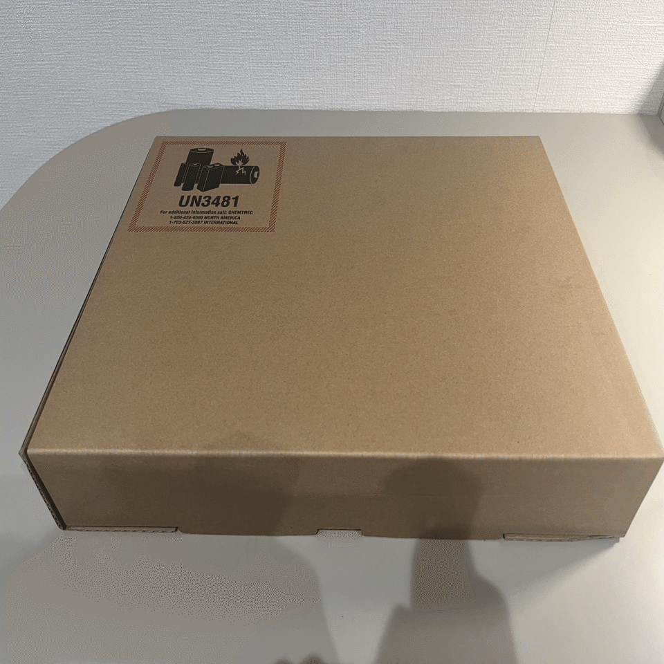 Tech】MacBook Air 開封の様子をただただお見せするだけの記事｜mick