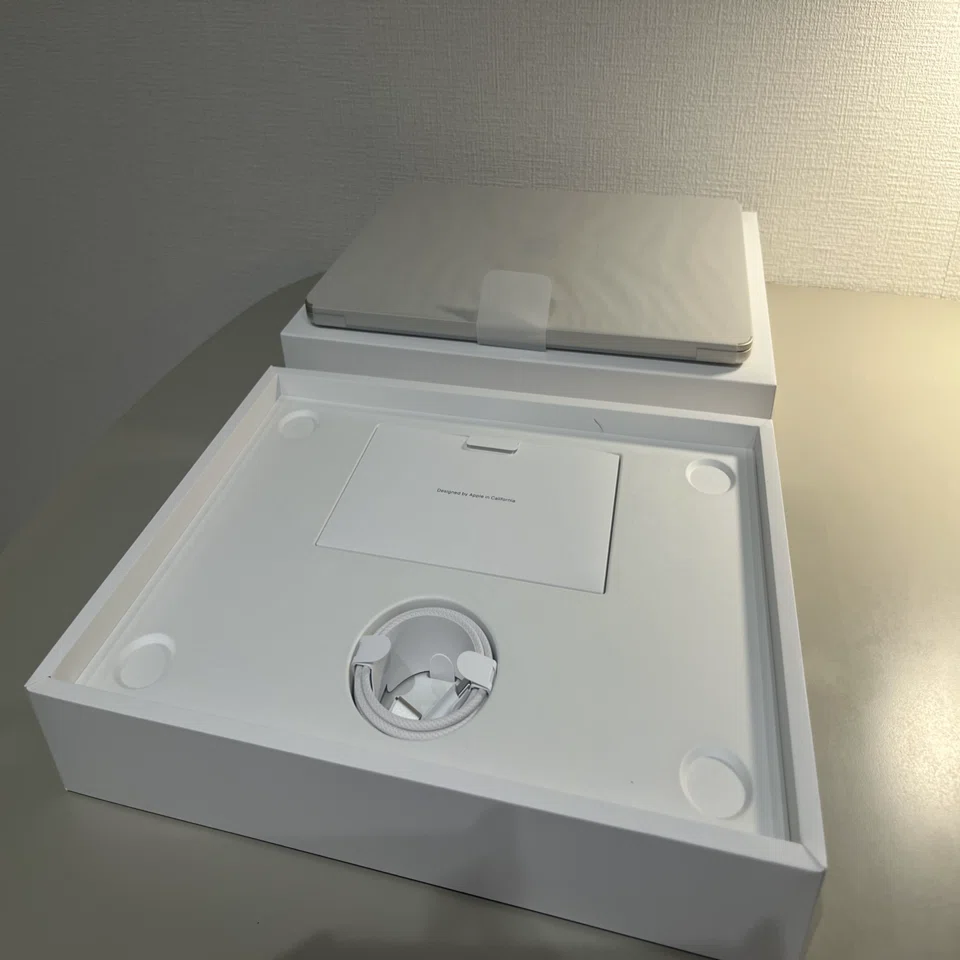 Tech】MacBook Air 開封の様子をただただお見せするだけの記事｜mick