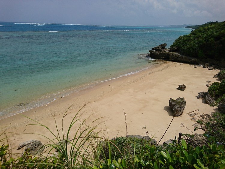 ユネスコの世界遺産にもなった島尻のパーントゥ。その伝承の面がクバの葉に巻かれて漂着したといわれているクバマ(小浜)。
小さくも美しい浜です。世間遺産に推奨したい！