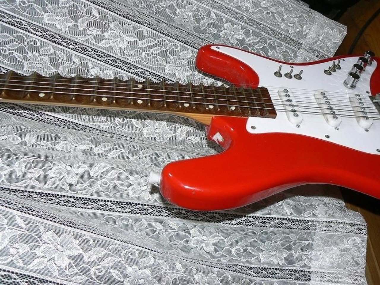 フレットの間が異様にスキャロップ加工されたベトナムギター｜尾上祐一