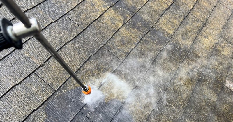 〜春の塗装は人気⁈〜屋根塗装工事前の洗浄に注意！