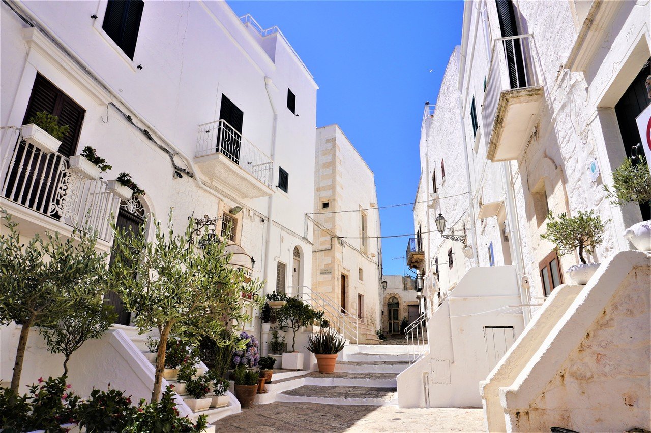 白亜の街・オストゥーニを散策｜食の工房オフィスアルベロ【イタリア