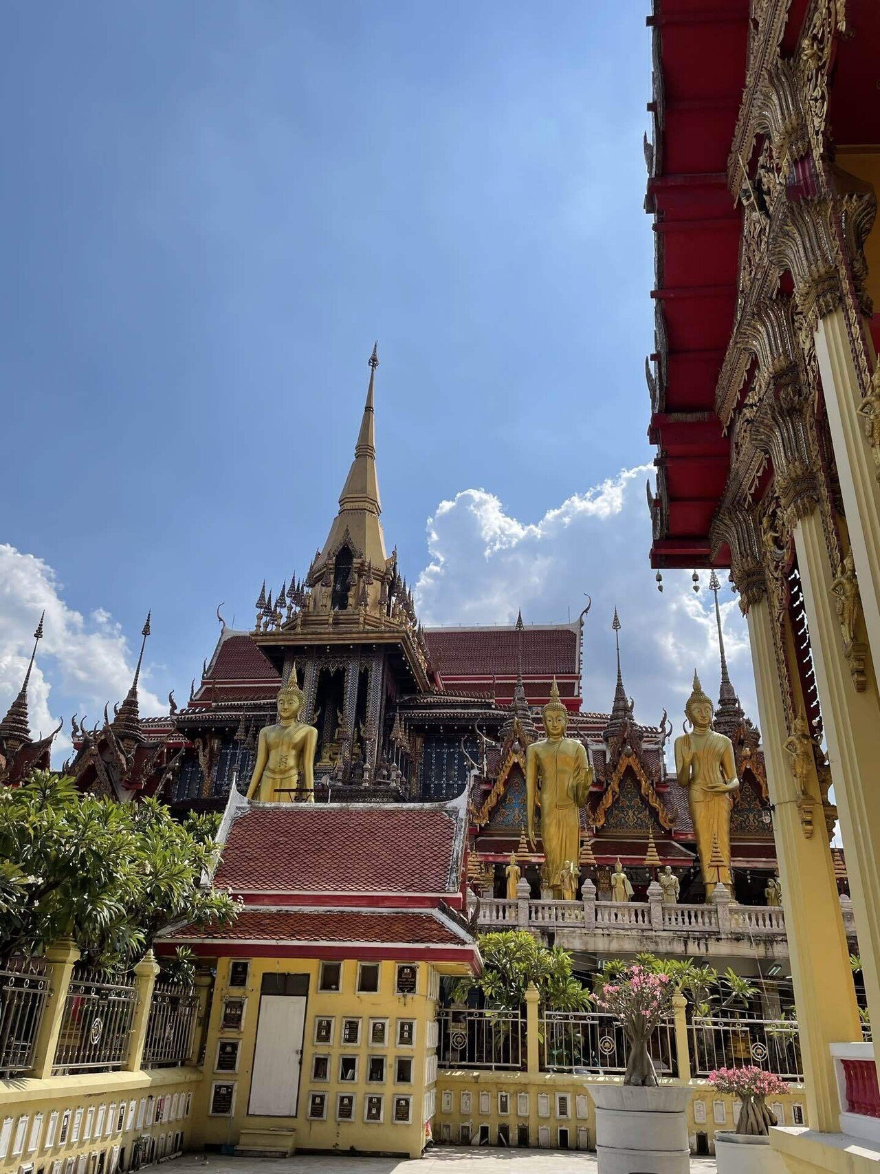 ワットラートプラーオ】青空を優雅に歩くような遊行仏に出会える寺院