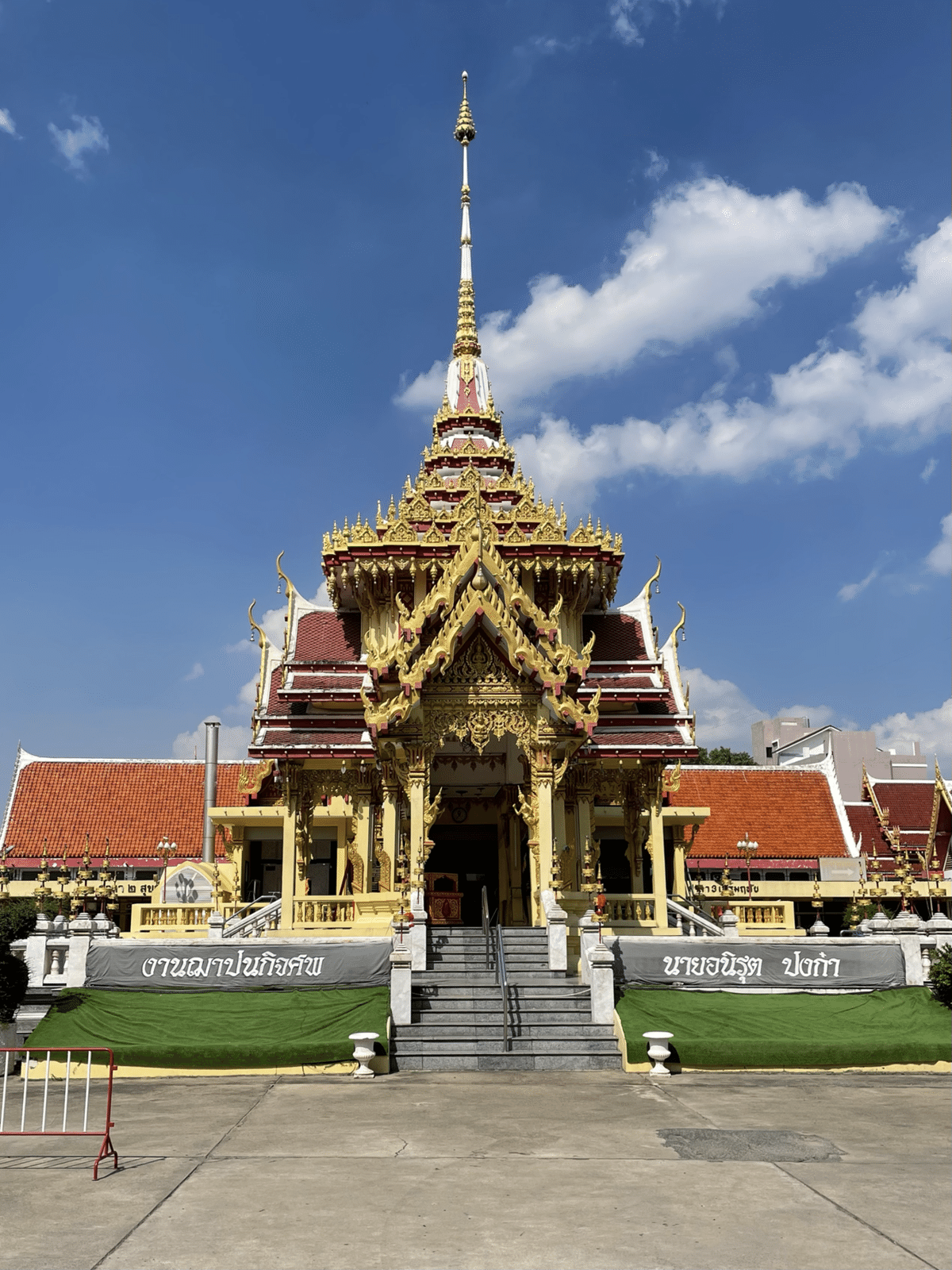 ワットラートプラーオ】青空を優雅に歩くような遊行仏に出会える寺院