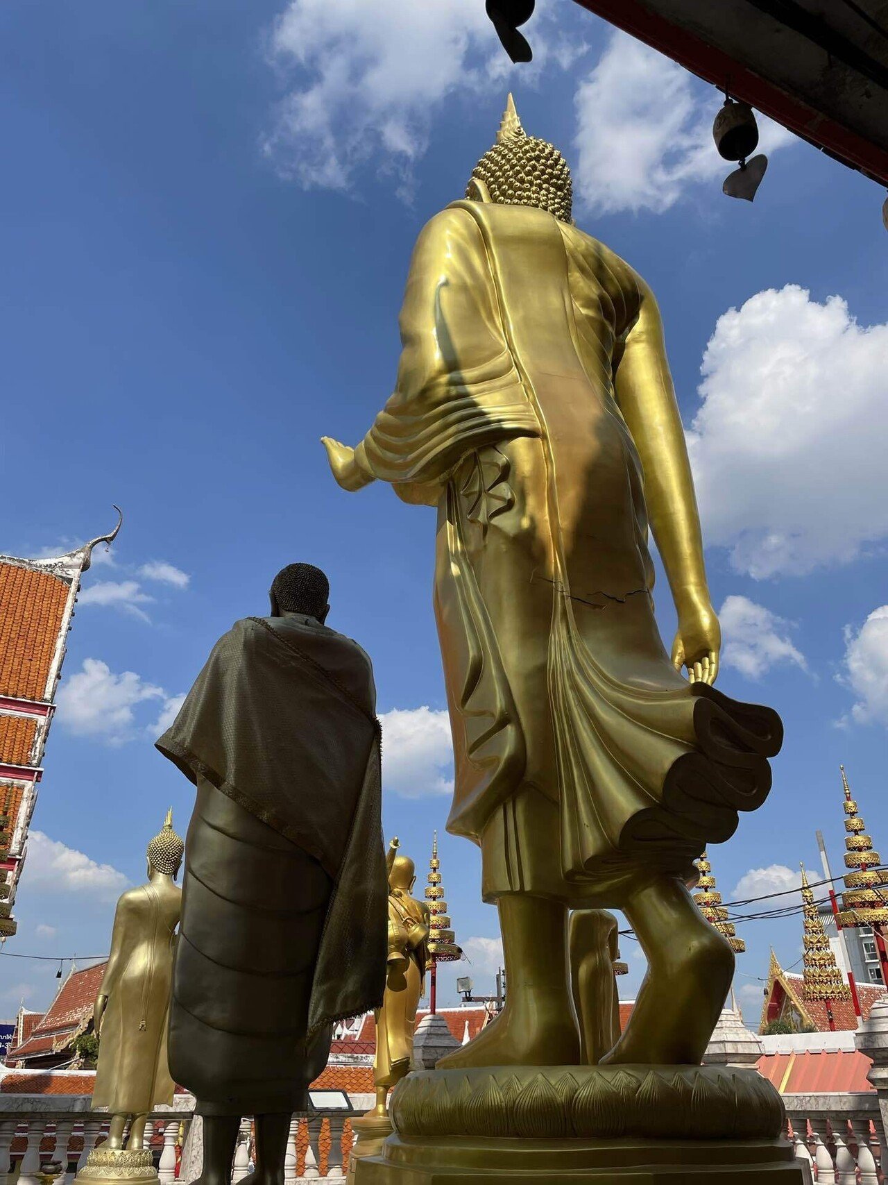 ワットラートプラーオ】青空を優雅に歩くような遊行仏に出会える寺院