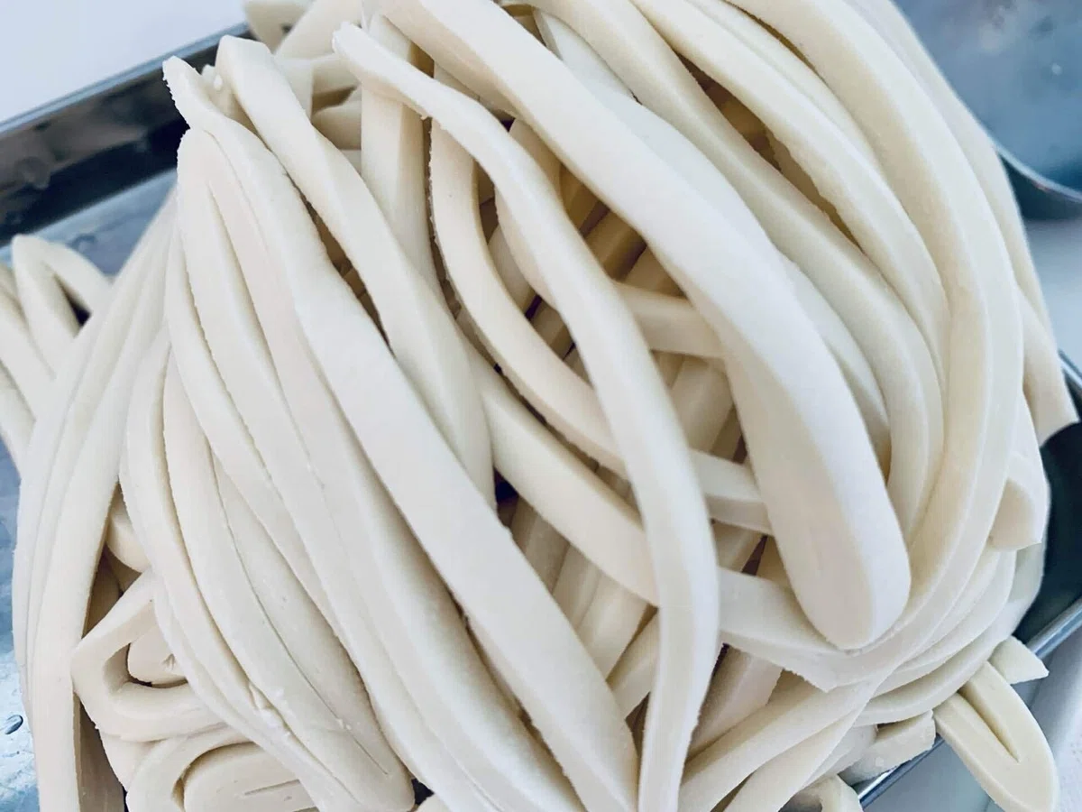 讃岐うどん自宅手打ちで包丁でカット