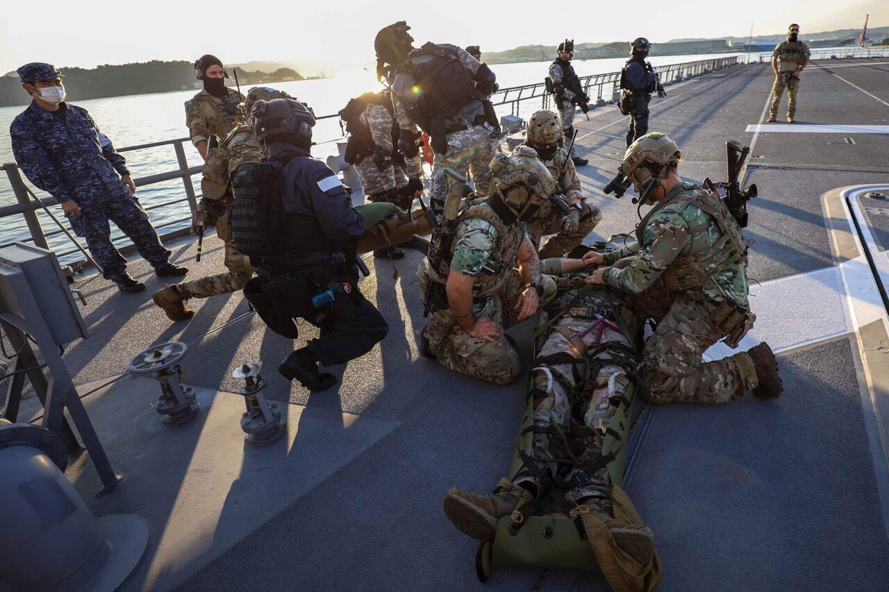 特別警備隊の装備｜フィレオフィッシュ食べ美