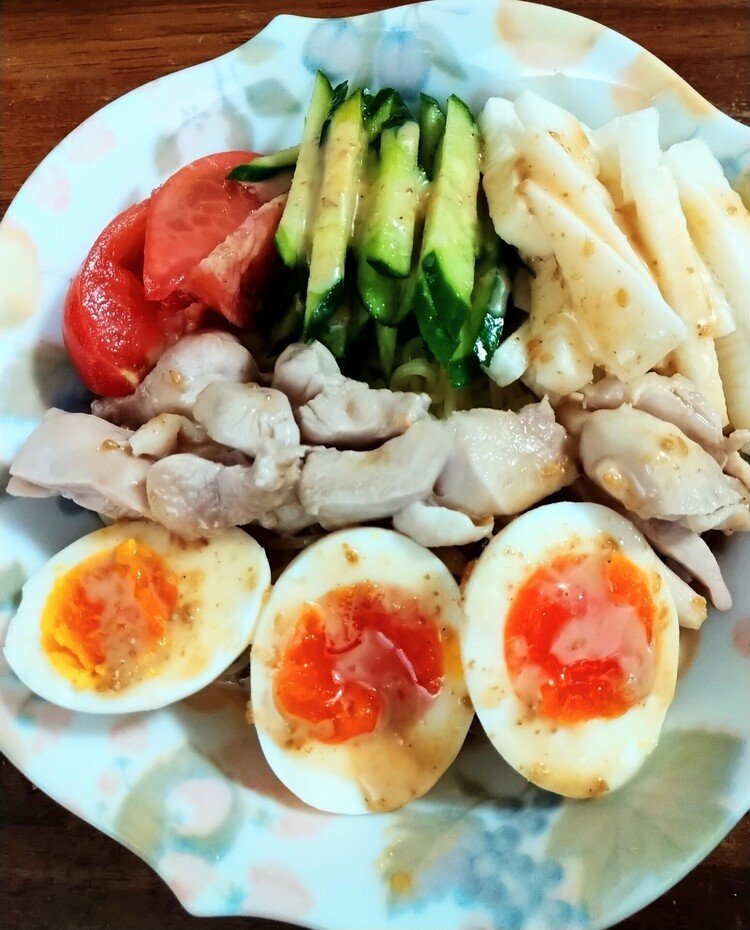 今日は暑いくらいなので冷やし中華を作りました。いつもと趣向を変えて茹で鶏と山芋…
