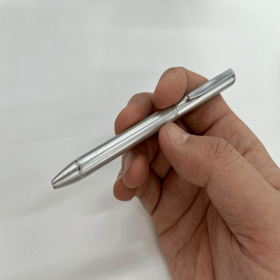 10年以上の愛用】ポケットに入る回転式2色ボールペン｜倉本シオ