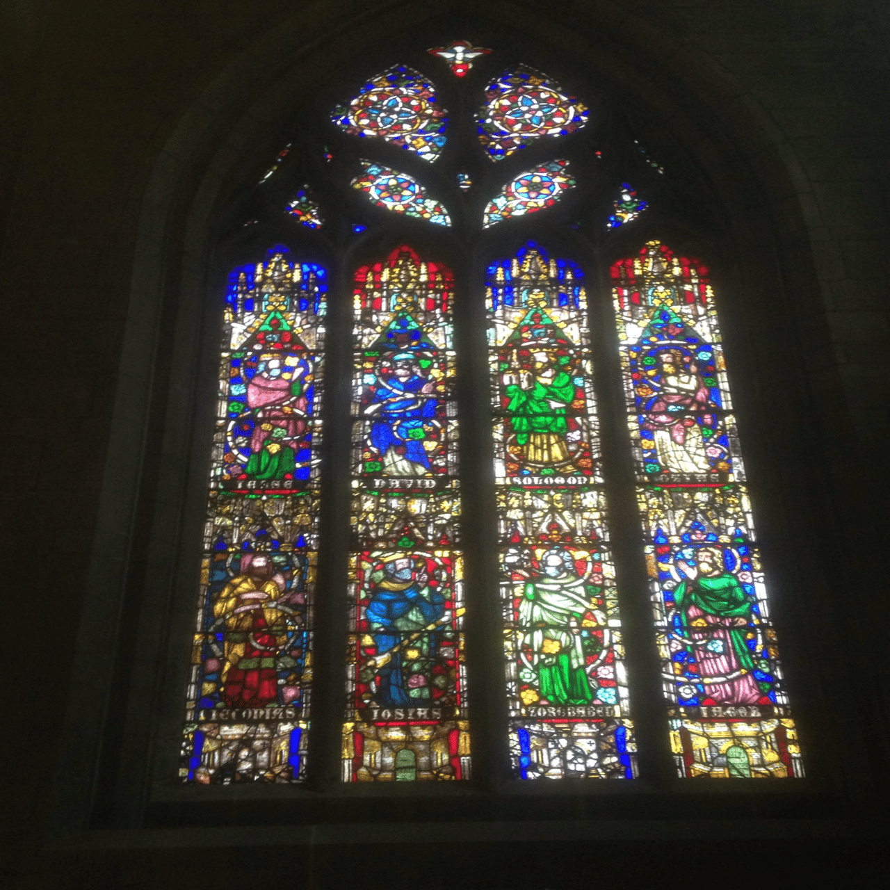 波のステンドグラス 東北電力奥会津水力館 みお里 MIORI®️ | ステンドグラスバロック