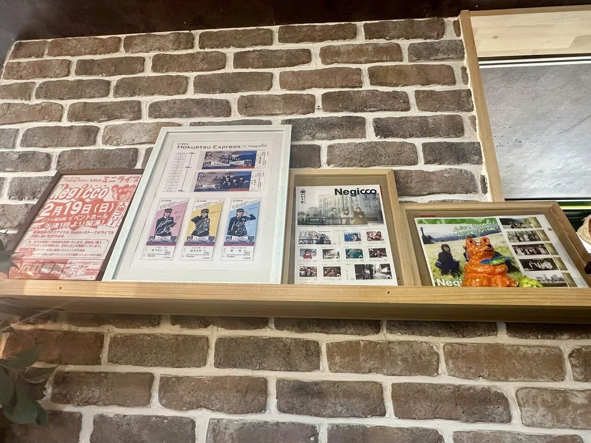 活動最初期の貴重なポスターや記念切手など