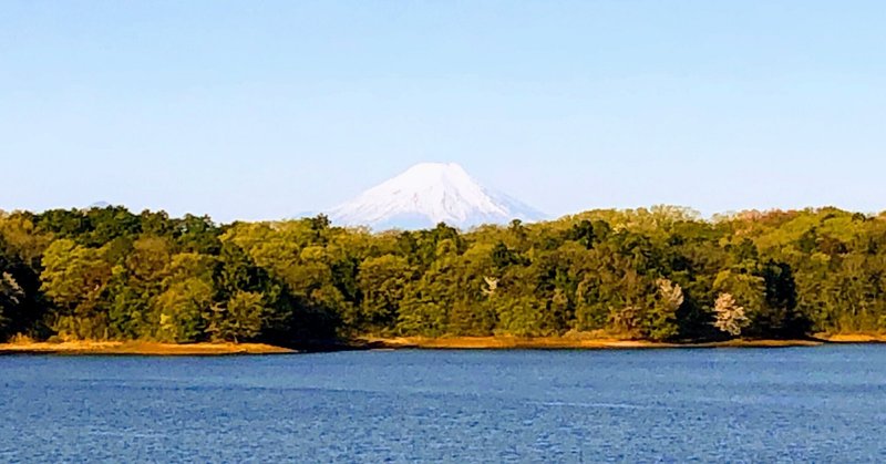 快晴の多摩湖からの富士山
