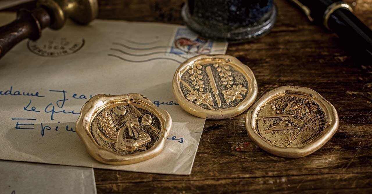 賢治・鏡花・太宰が綴る、秘めた想いを閉じこめた封蝋風ブローチ｜フェリシモ「ミュージアム部™」