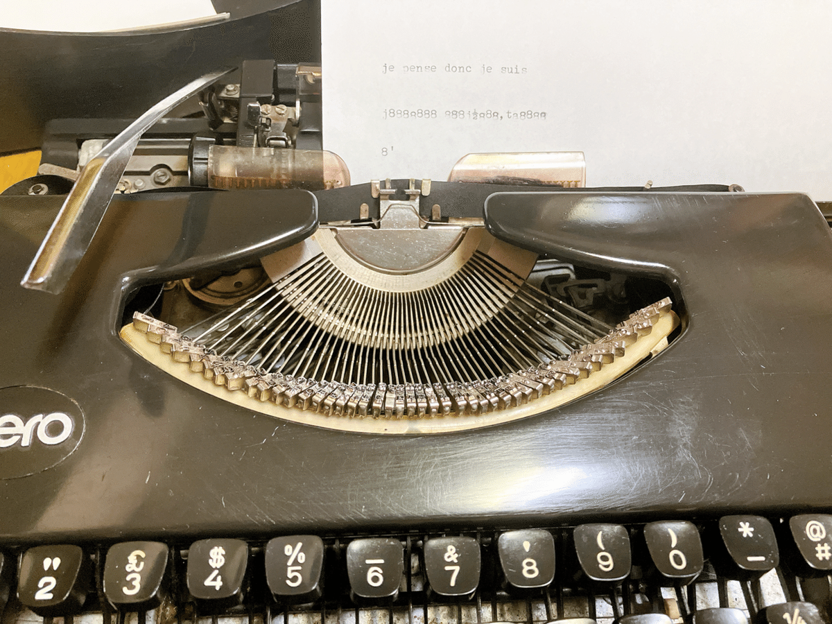 ノリと勢いで、なんとなく憧れていたタイプライターを買ってみた
