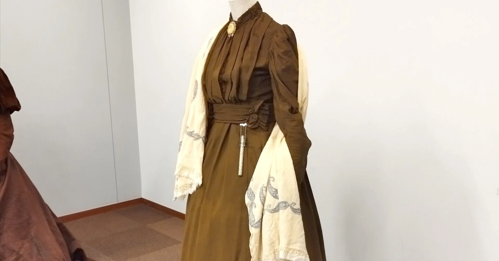 半・分解展】ヴィクトリア朝のドレス展｜こ