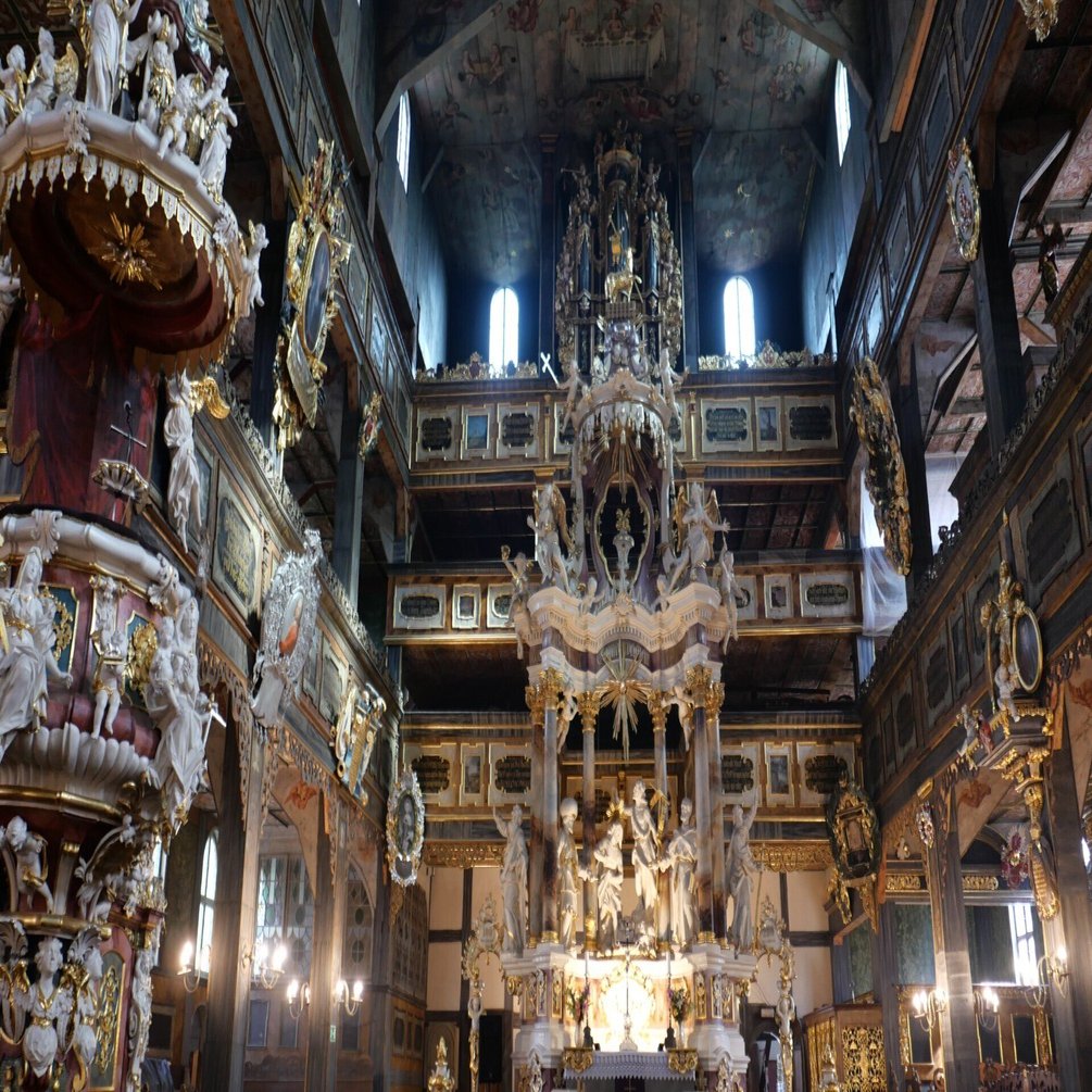 静かなる絢爛。木と粘土と藁で建造された「シフィドニツァの平和教会